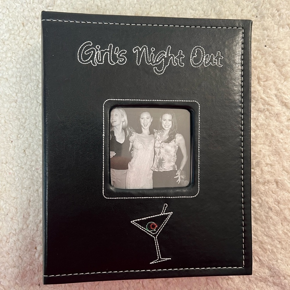 Sixtrees 'Girl's Night Out' Imitation Leather w/White Stitch Photo Album 4" x 6" - Picture 3 of 10